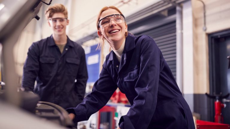 Små och medelstora företag satsar på professionell utbildning för svårigheten att hitta kvalificerade anställda