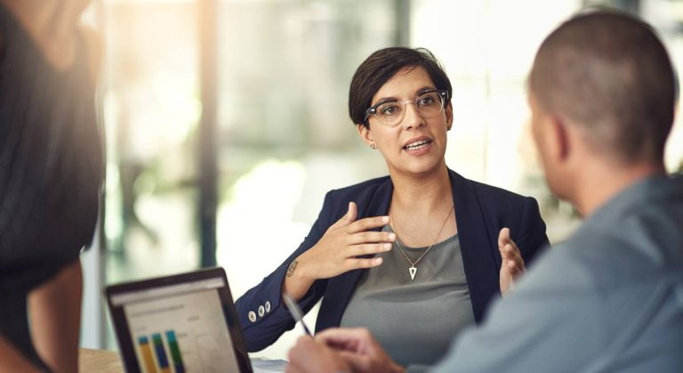 Kvinnor deltar alltmer i seniorfinansroller, säger rapporten