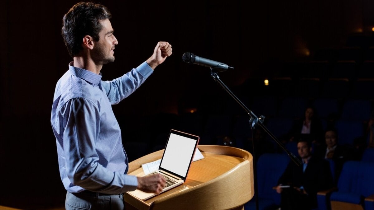 Självarbetslöst kan stärka deras ledarskap med oratorium och kommunikation