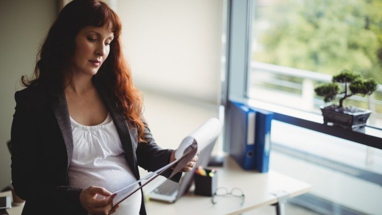 Arbeta hindrar att autonoma kan täcka sina skadade på grund av graviditet och moderskap