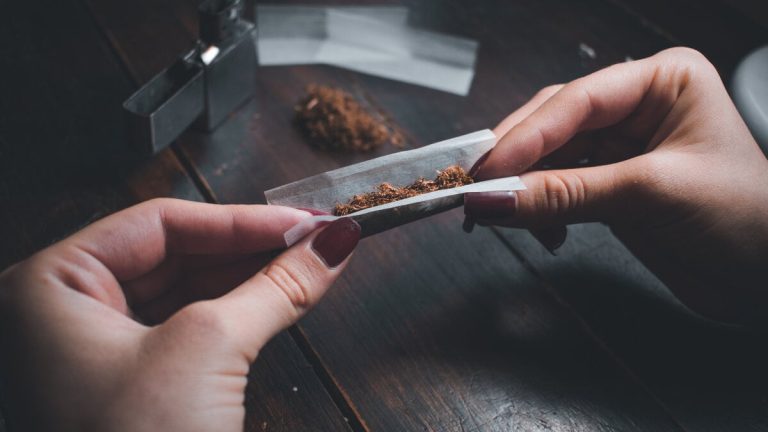 Staten tappar miljoner och självföretagslösa betalar kostnaden