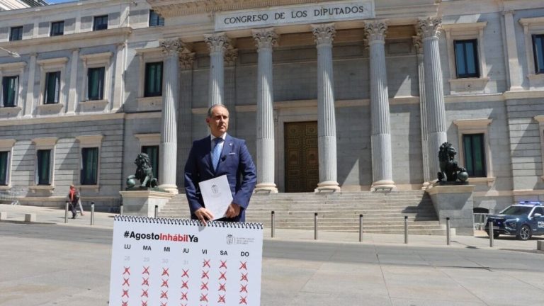 Tusentals frilansare och deras rådgivare måste fortsätta svara på anmälningar av statskassan i mitten av augusti