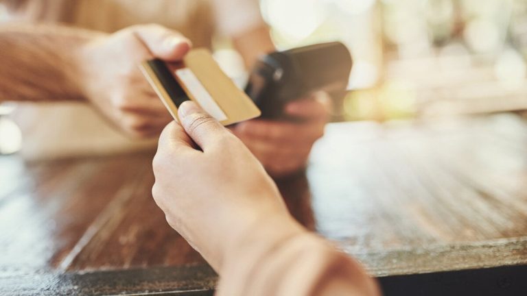 Spaniers betalar mindre och mindre kontant och utlöser användningen av omedelbara överföringar