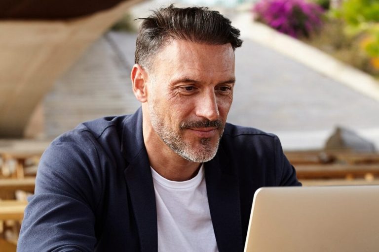 Hur självarbetslösa och småföretag kan använda LinkedIn för att hitta kunder