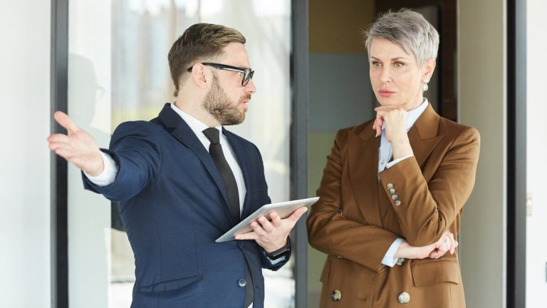 Konkurrens lägger till press till regeringen för att minska småföretagens skyldigheter