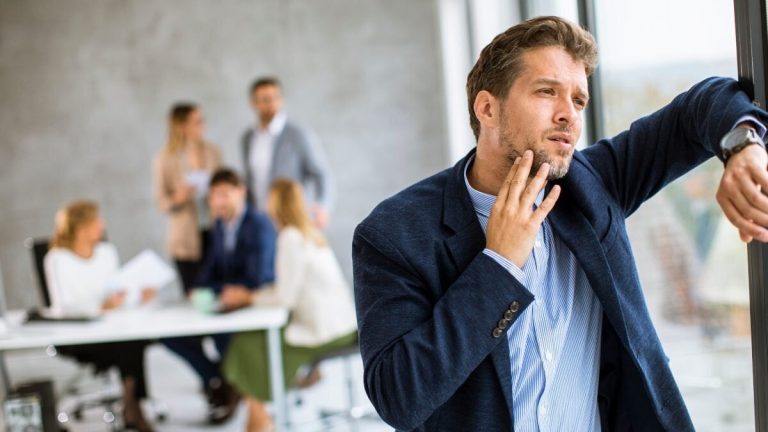 Avgång utan föregående meddelande: Självarbetslös kan rabattera sina anställda de dagar som inte är meddelade