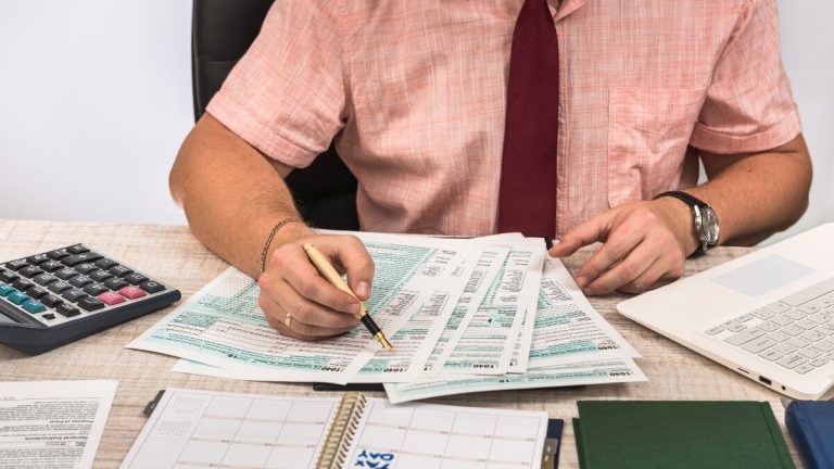 Tusentals företag som erhållits från redovisningsmoratoriet har en månad att deponera sina årliga konton