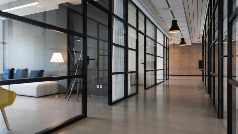 Hur kan självarbetslösa och små och medelstora företag veta vad som är dags att köpa ett kontor?