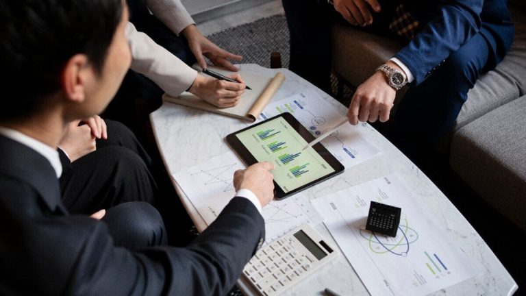 Självarbetslösa förlorar varje år ”hundratals eller tusentals euro” för att inte veta var de ska investera sina besparingar