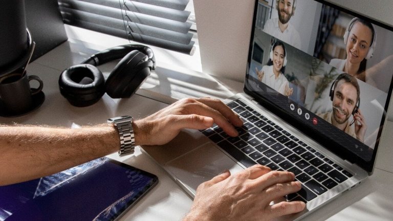 Direkthjälp till Madrid och frilansare som implanterar telearbetet i sin mall