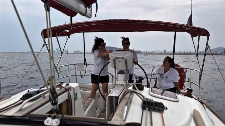 Entreprenörer går in på en segelbåt för att lansera blå ekonomiprojekt