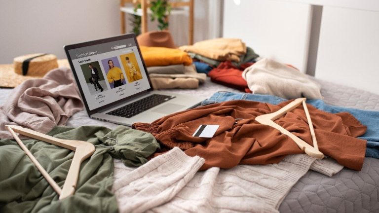 De små företagen som säljer mode online skjuter sin omsättning i september med återkomst till skolan