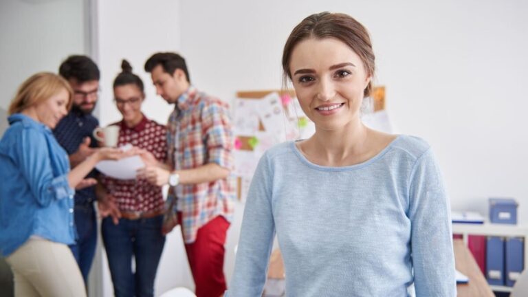 Små och medelstora företag behåller fler anställda med den känslomässiga lönen som höjer lönen, enligt en studie