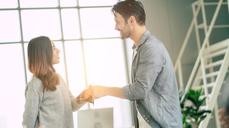 Små företag måste ignorera relationer mellan anställda men lagen tvingar dem att övervaka dem