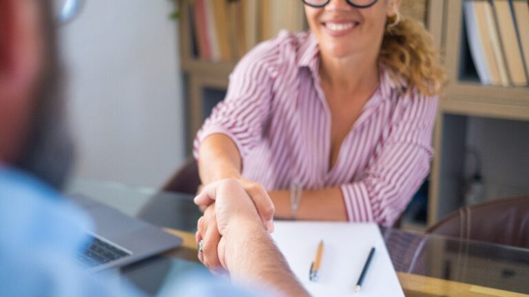 Arbetet kan konvertera kontrakt för att ersätta små och medelstora företag till obestämda