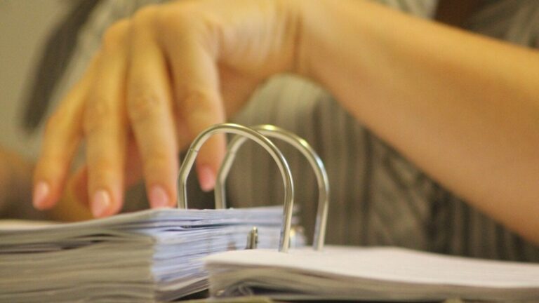 Banco de España påpekar att mellan 1979 och 2021 godkände administrationen mer än 400 000 standarder