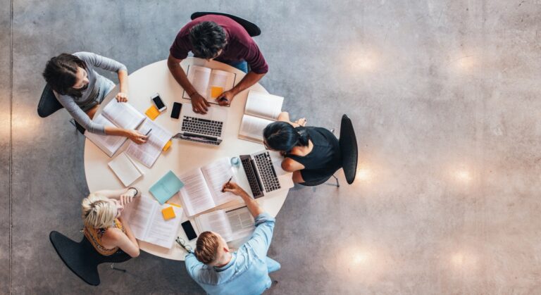 Ska du investera i mikrokredensiellt eller en heltidsexamen?