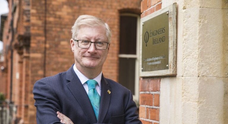 ”Uppmuntrande gap” som blockerar kvinnor i STEM, finner ingenjörer Irland Survey