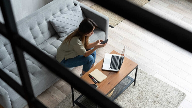 Finans som tvingas acceptera avdraget för leveransmattan till den självarbetslösa som arbetar hemma