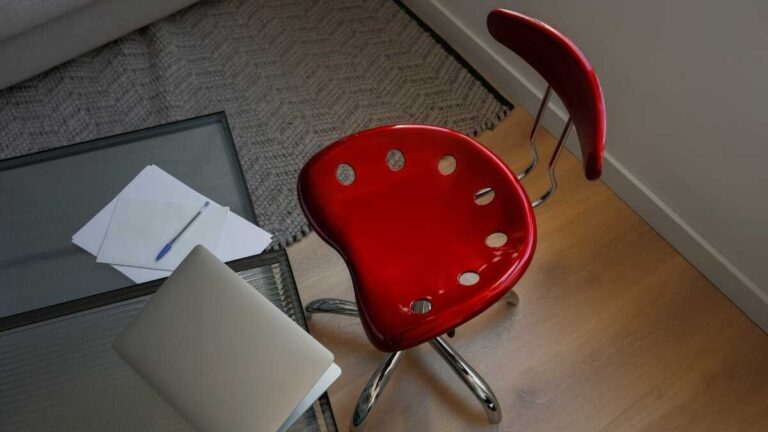 Mer än 2 000 euro per år kostnad per anställd som inte går till jobbet för små och medelstora företag