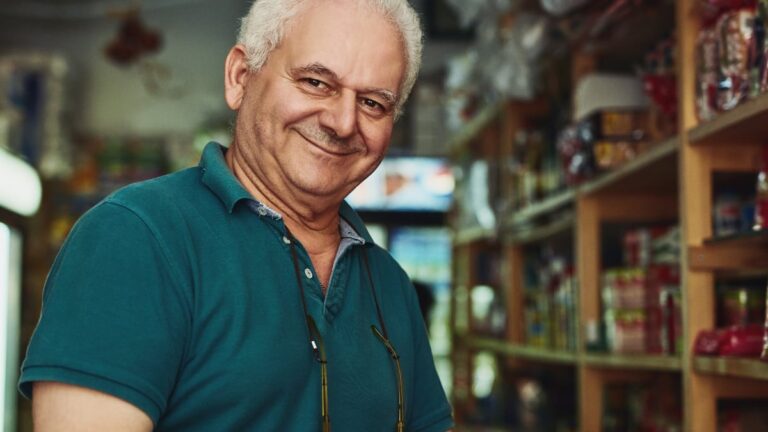 Hjälp av 5 000 euro i CEUTA för egenföretagare som anställer människor över 45 års ålder