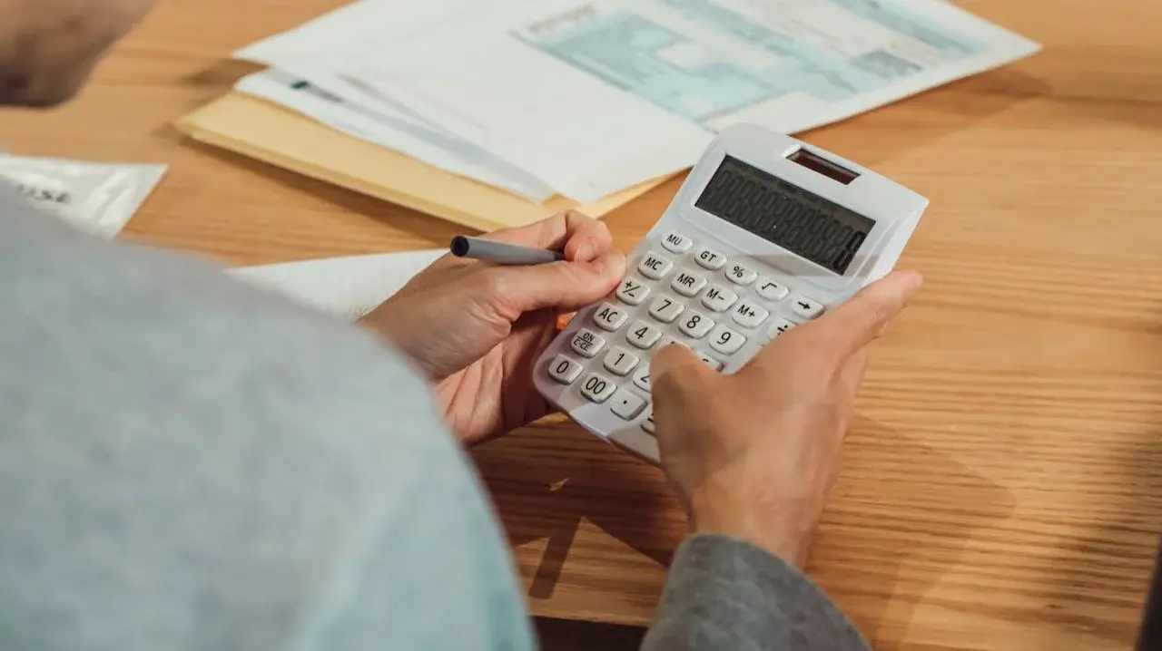 Debatten återkommer till om egenföretagare ska betala skatt för räntan de tar ut från statskassan