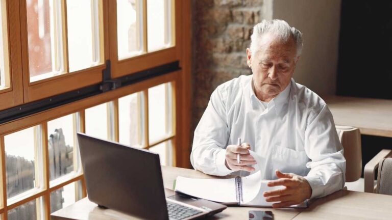 3 faktorer gör att egenföretagare går i pension två år senare än anställda