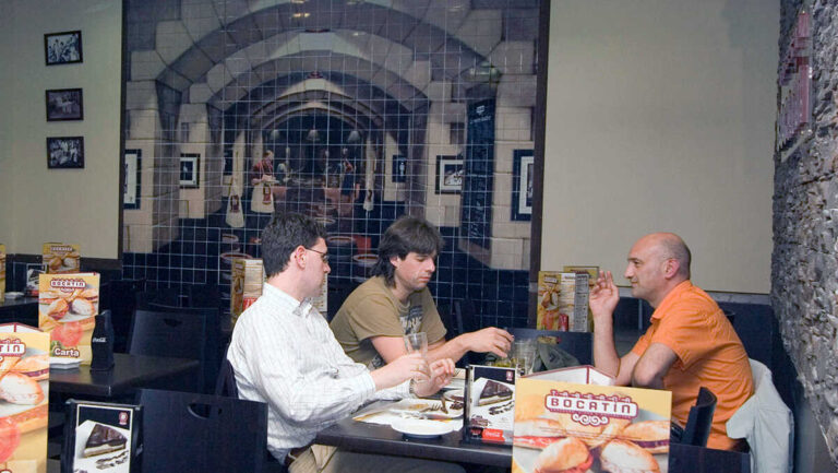 Åtta av tio kunder skulle sluta äta på restauranger som inte tillämpar lagen mot avfall