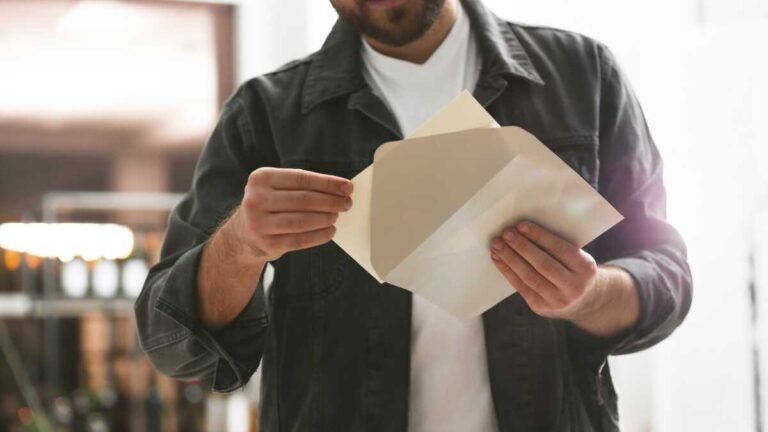 Egenföretagare kan nu veta anledningen till att statskassan skickar dem ett brev även om de inte hämtar det