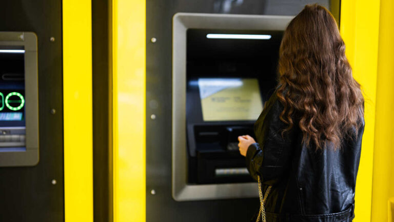 Finansministeriet klargör att tobakshandlare kan installera uttagsautomater utanför lokalen, men inte tobaksmaskiner