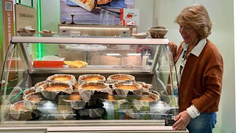 En pensionär startar ett företag i sitt garage och lyckas med sina cheesecakes