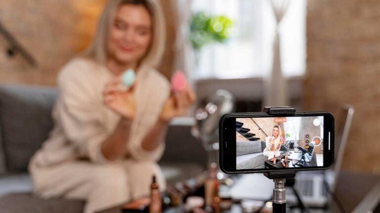 Egenföretagare kommer att kunna korrigera falsk information som publiceras om dem på Internet eller sociala nätverk.