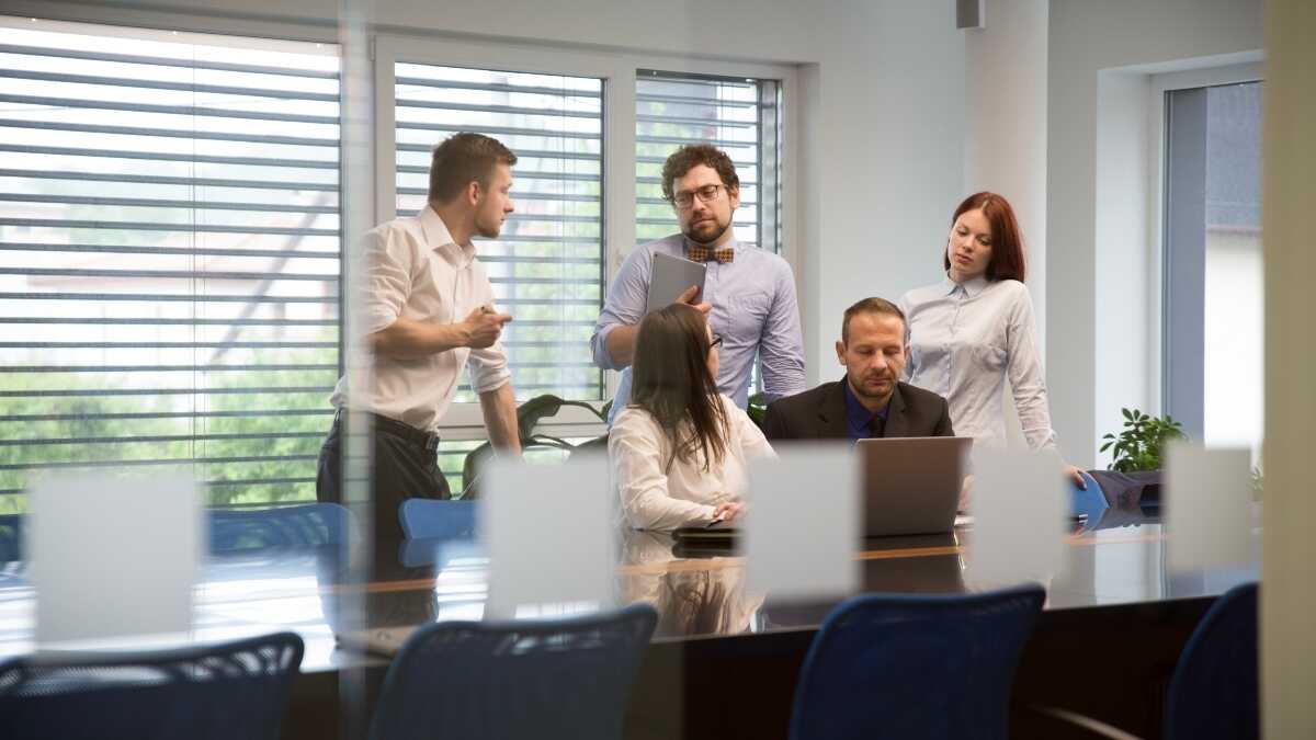 Vilka interna hinder hindrar tillväxten av små och medelstora företag i Spanien?