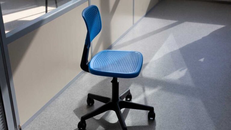 Varför är anställda hos egenföretagare frånvarande från sina jobb?