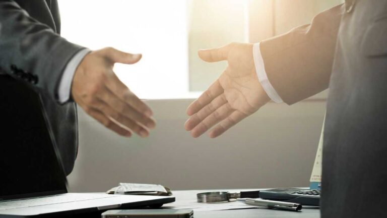 Egenföretagare och små och medelstora företag minskar kostnaderna med upp till 12 % när de definierar avtal väl med sina leverantörer