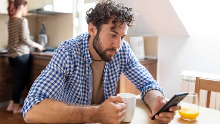 Frilansare kommer att få betala övertid om de tvingar sina anställda att svara på meddelanden efter arbetstid