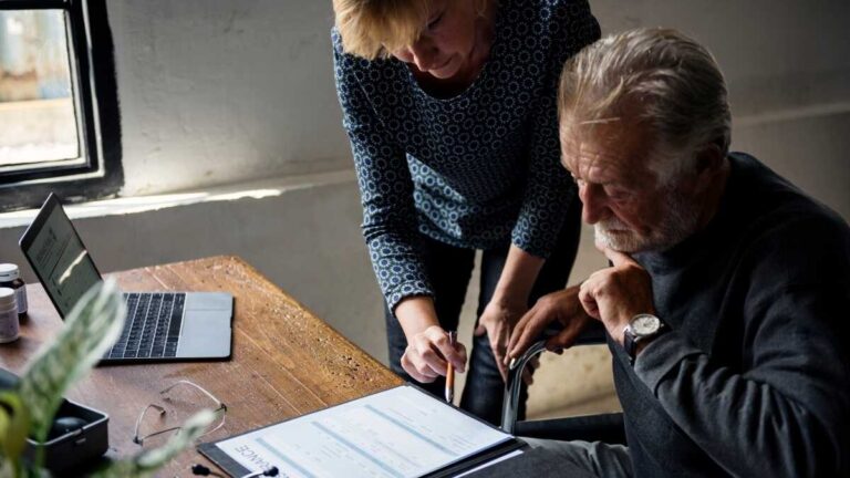 Nästan 300 000 företagare och samarbetspartners kommer att se sina förmåner minskade på grund av den tidigare legaliseringen