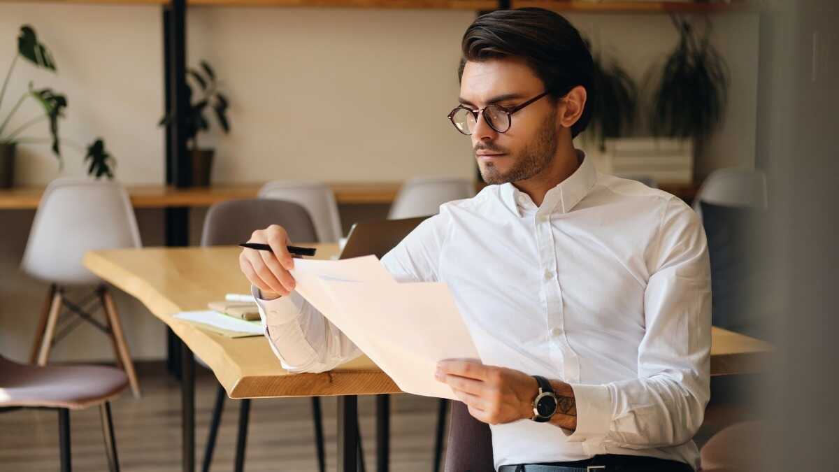 Socialförsäkringen meddelar nu egenföretagarna att de måste betala mer i legalisering