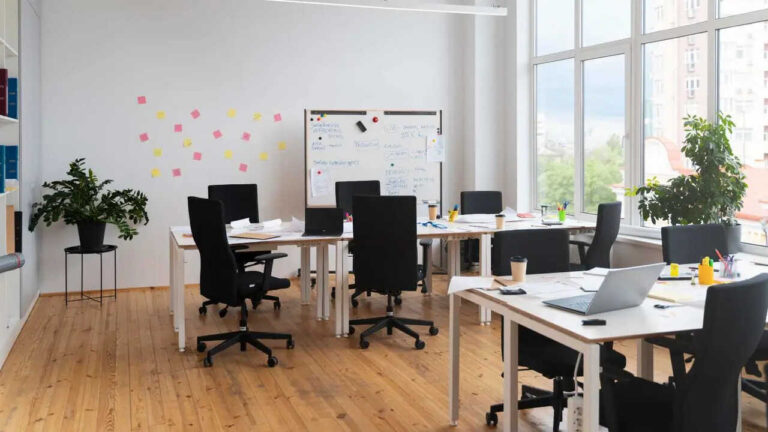 Frånvaro kostar företag 15 000 miljoner och endast en tredjedel av frånvaron beror på sjukdom