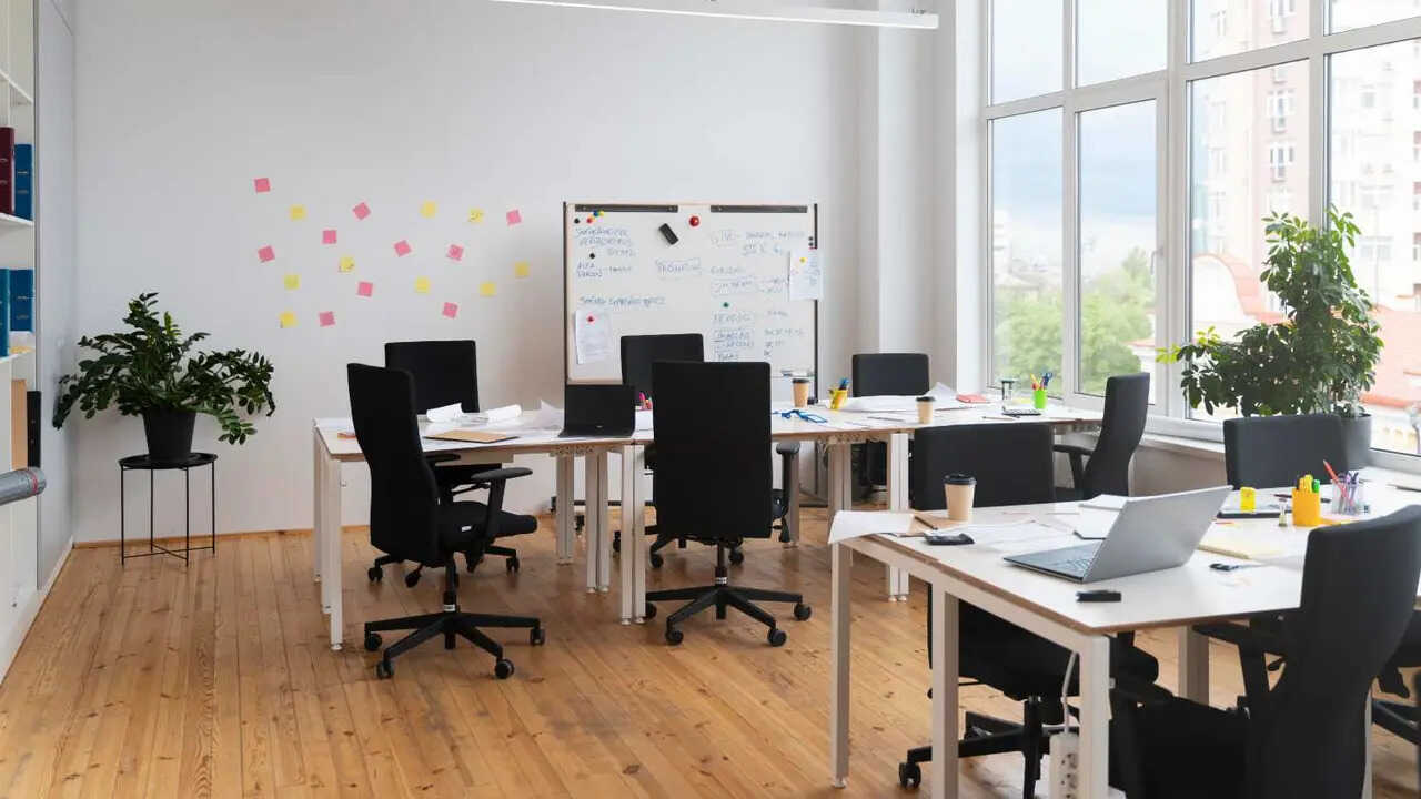 Endast en tredjedel av frånvaron i små och medelstora företag beror på sjukdom, enligt en studie