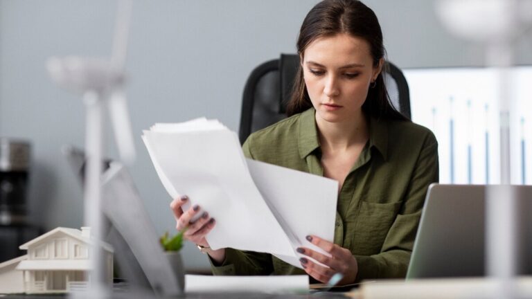 Många egenföretagare kommer att få parallella betalningar från och med denna månad för fel i förra årets personliga inkomstskatt