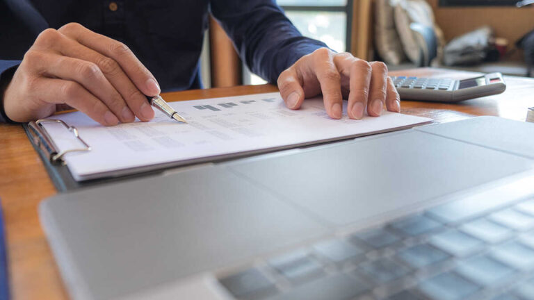 Fel, sanktioner och bristande kontroll: den verkliga kostnaden för att inte digitalisera redovisningen av egenföretagare och små och medelstora företag