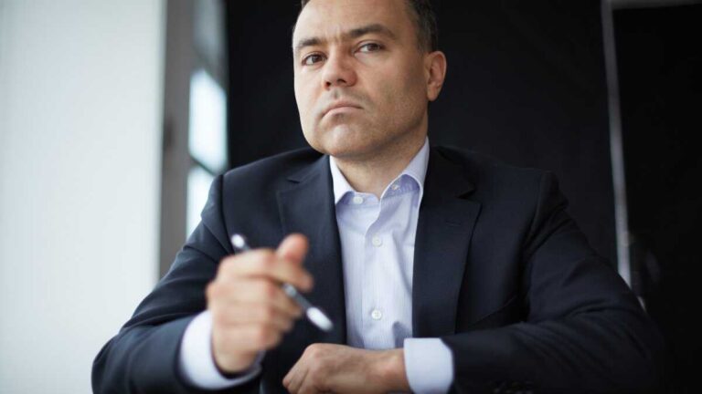 Om egenföretagaren underlåter att betala mer än 50 000 euro i avgifter på fyra år är det ett brott.