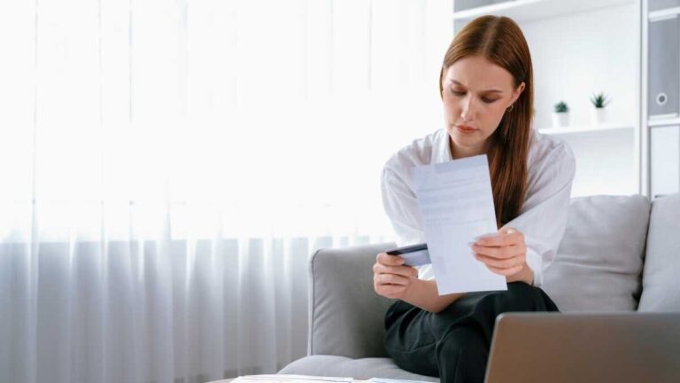 Egenföretagare kan kräva ränta och utlägg från handläggaren på ett företag som inte betalar fakturorna