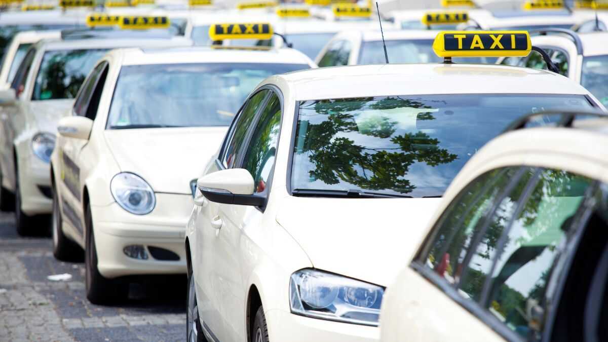 Tusentals egenanställda taxibilar fördömer ett större regeltryck mot VTC:er