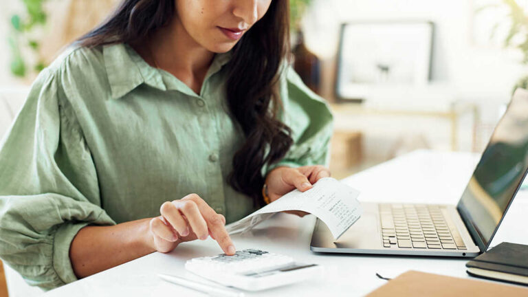 Tips till egenföretagare för att få snabb finansiering medan inkomsten kommer, utan att generera mer skuld
