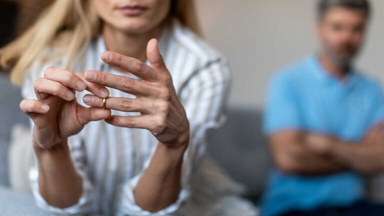 Socialförsäkringen kan beslagta en egen företagares make även år efter skilsmässan