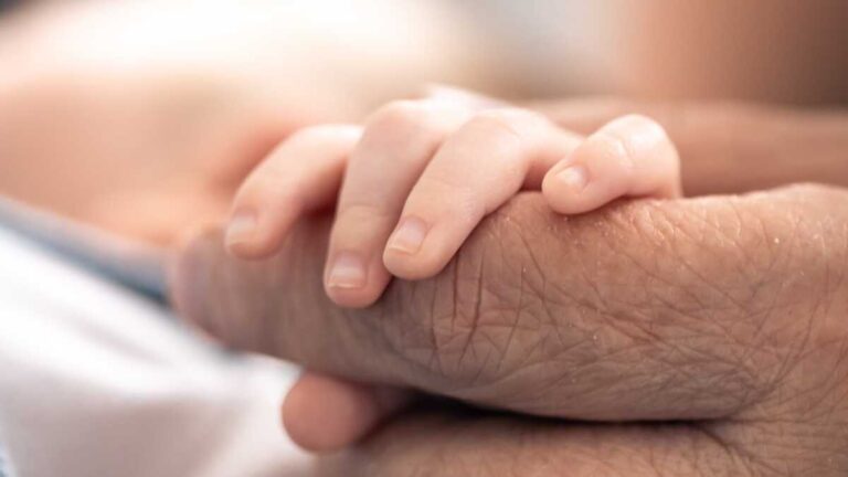 Socialförsäkringen straffar återigen egenföretagare som fick barn 2024 i regleringen av avgifter