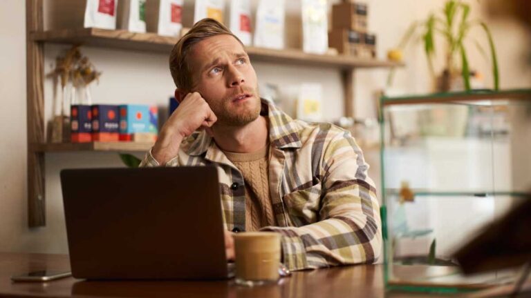 Egenföretagare och företag måste betala efterskott och reglera löner för SMI 2026