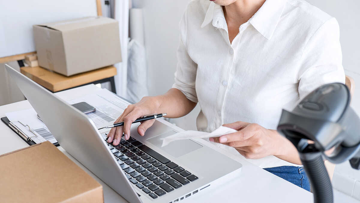 Treasury studerar vem som ska deklarera moms när AI:n köper från egenföretagare onlinebutiker